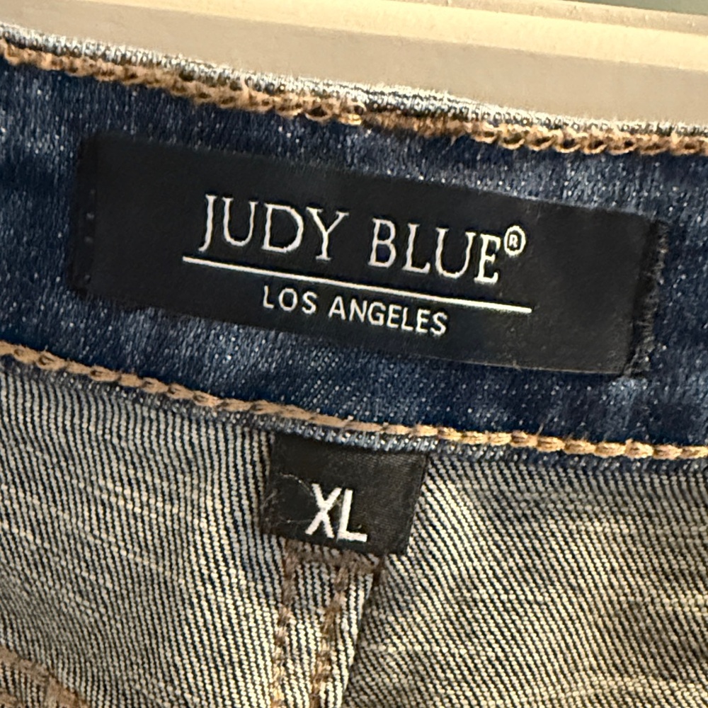 Judy Blue Medium Wash Denim Shorts Size XL - Picture 2 of 5